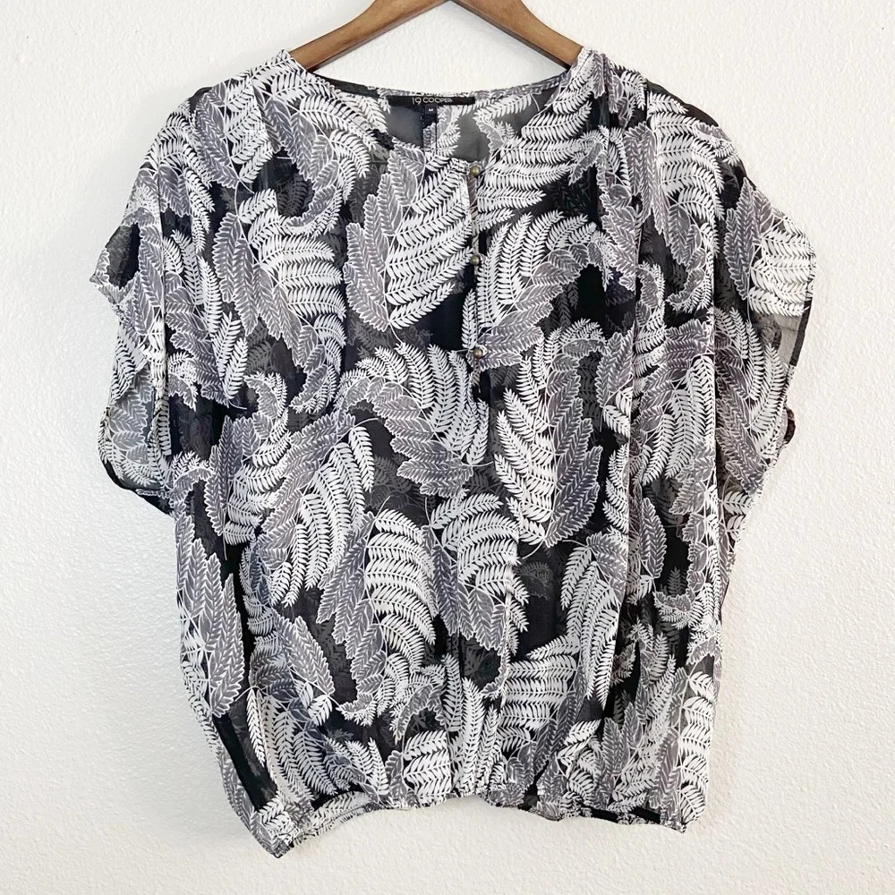 Sheer Blouse Relaxed Short Sleeve Fern Pattern Button Size Medium TS7880-01-01